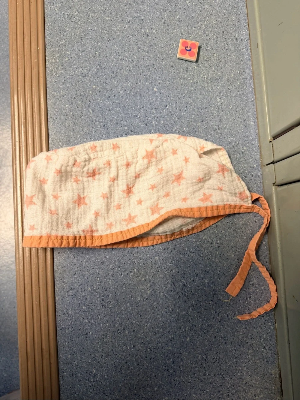 Scrub hat in Peach Star Print